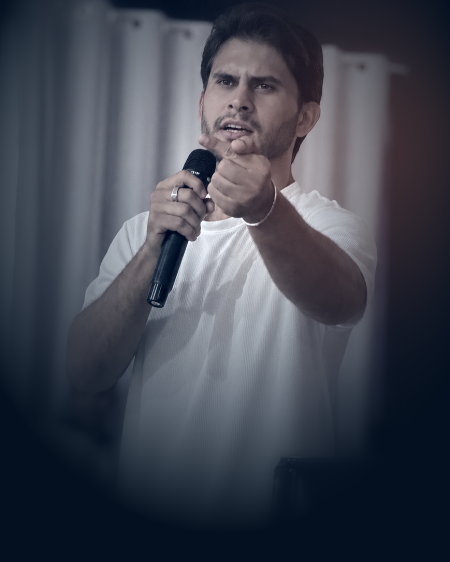 Alberto Magnani falando em um treinamento, microfone na mão